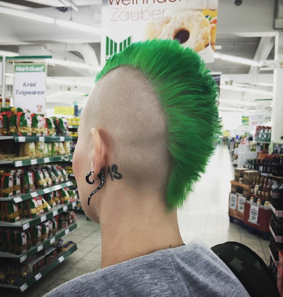Панк с зелеными волосами