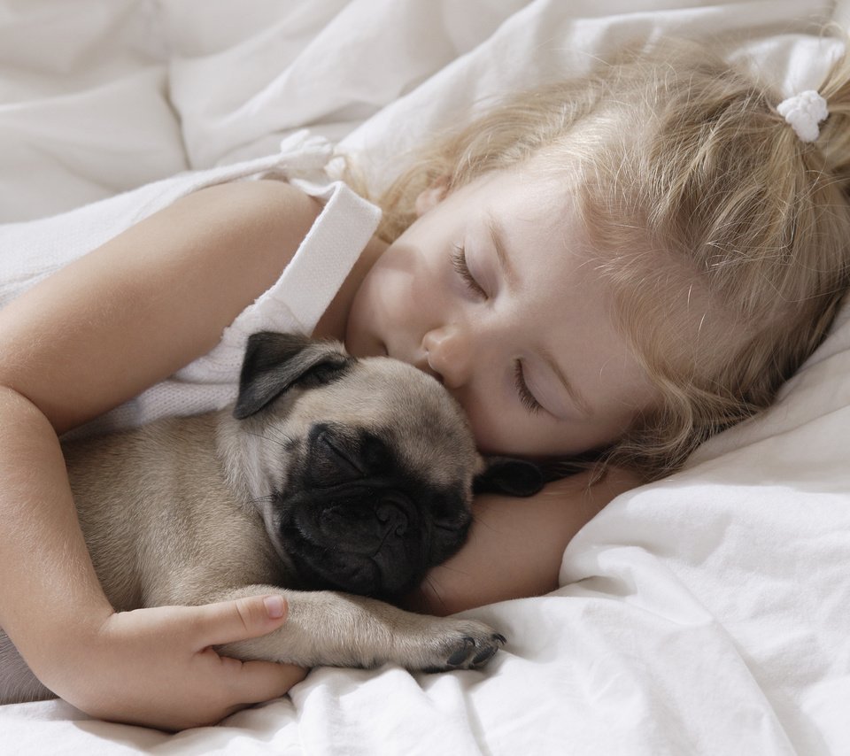 Девушка с собакой в кровати