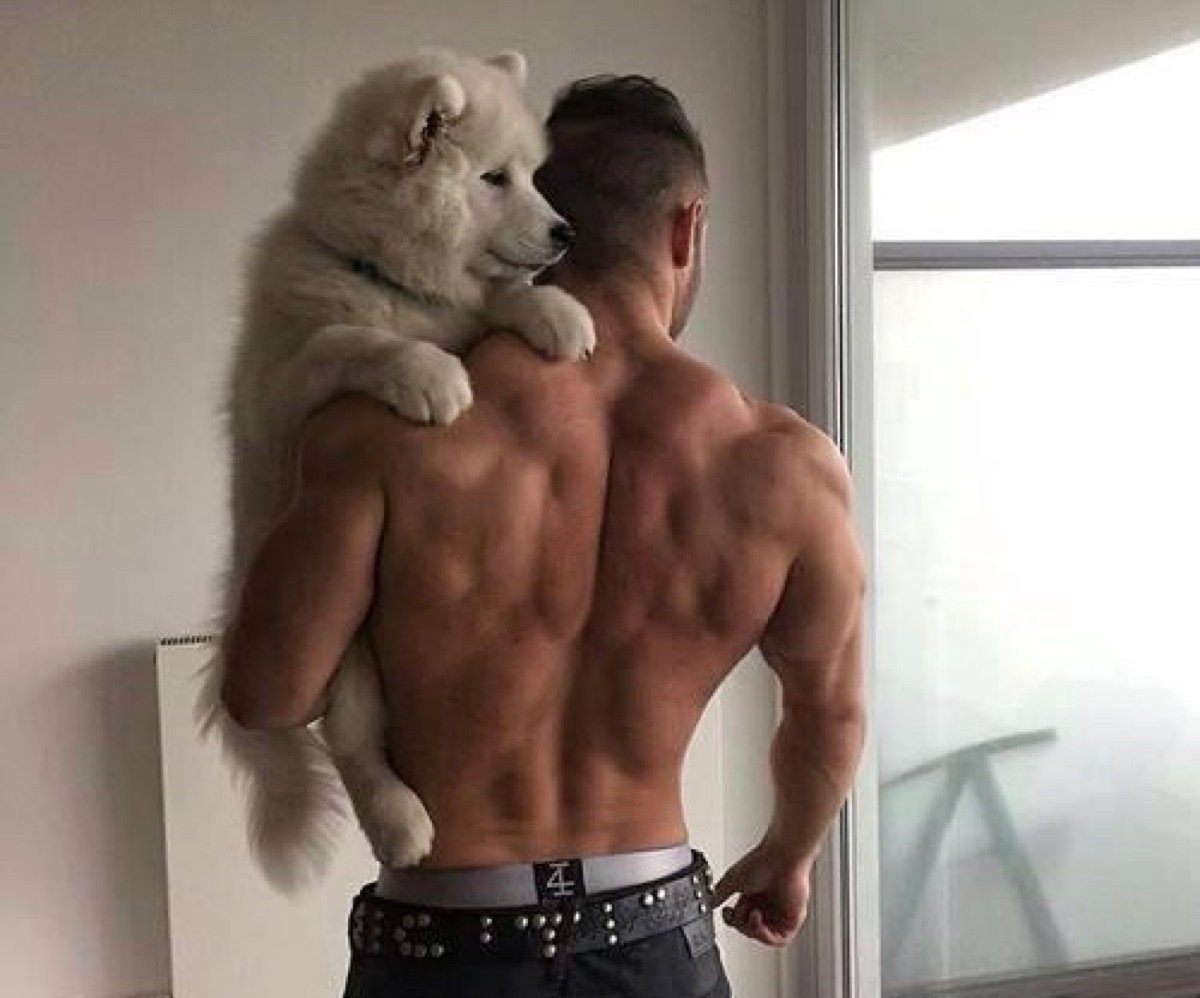 Спортивный парень со спины