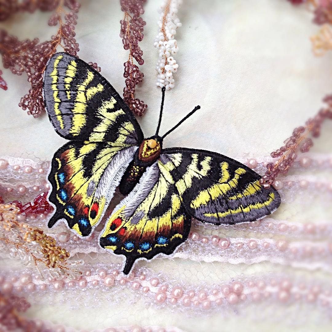 Вышитые бабочки гладью