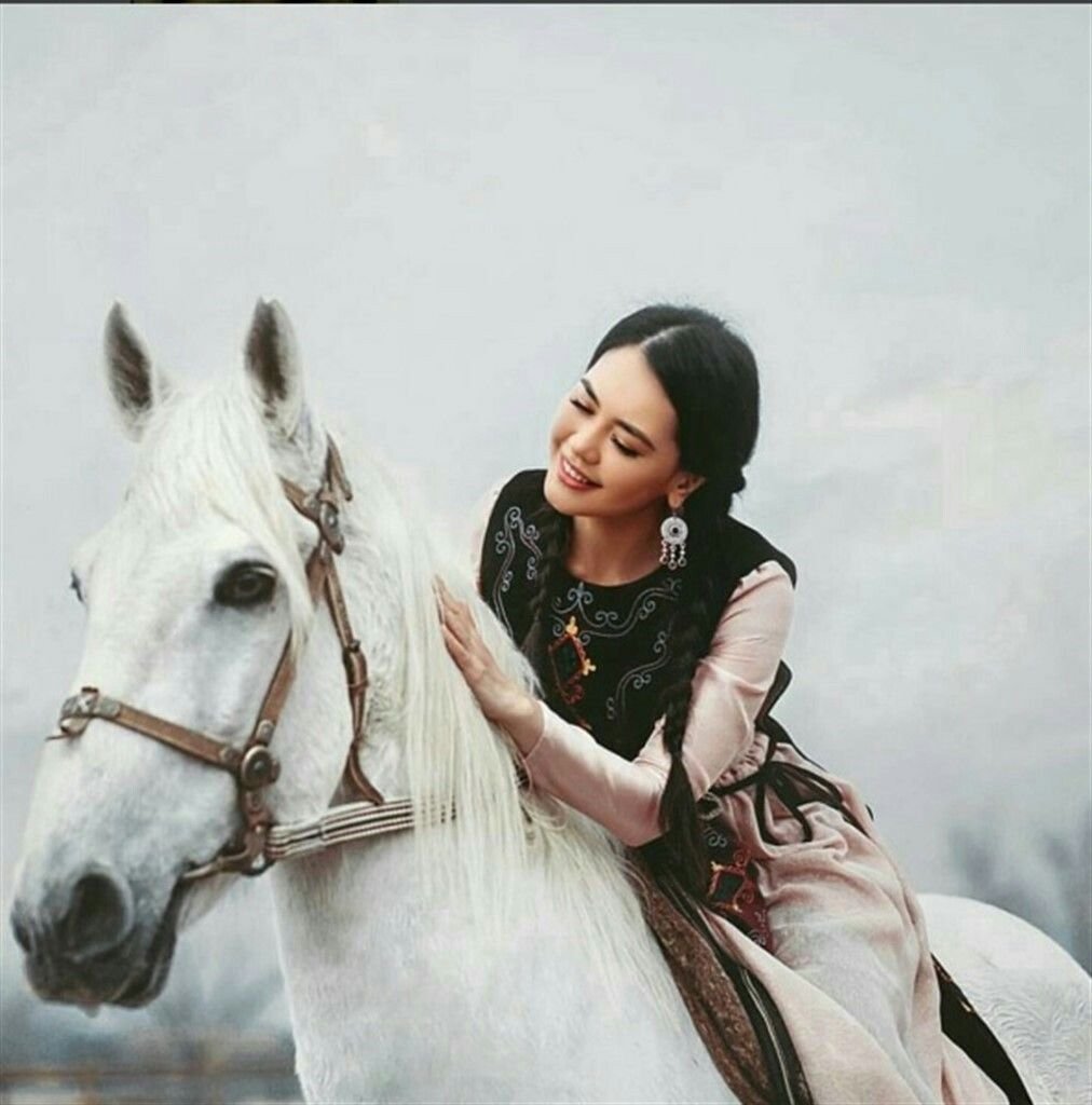 Монгольские девушки в степи