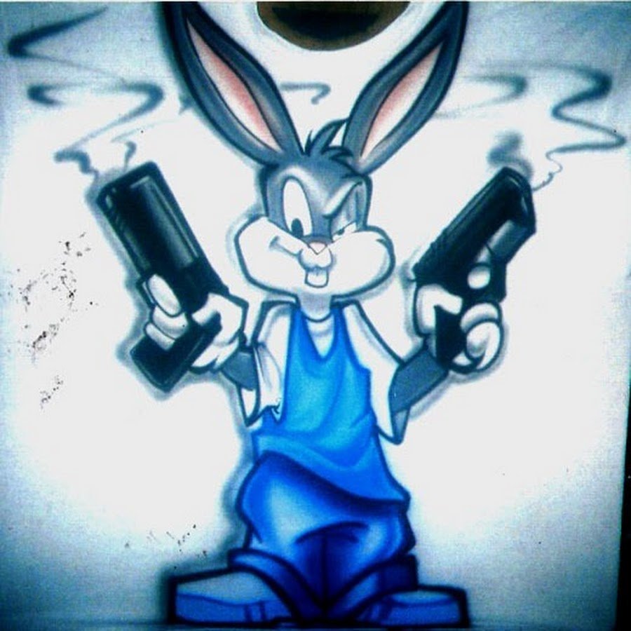 Кролик ест морковку