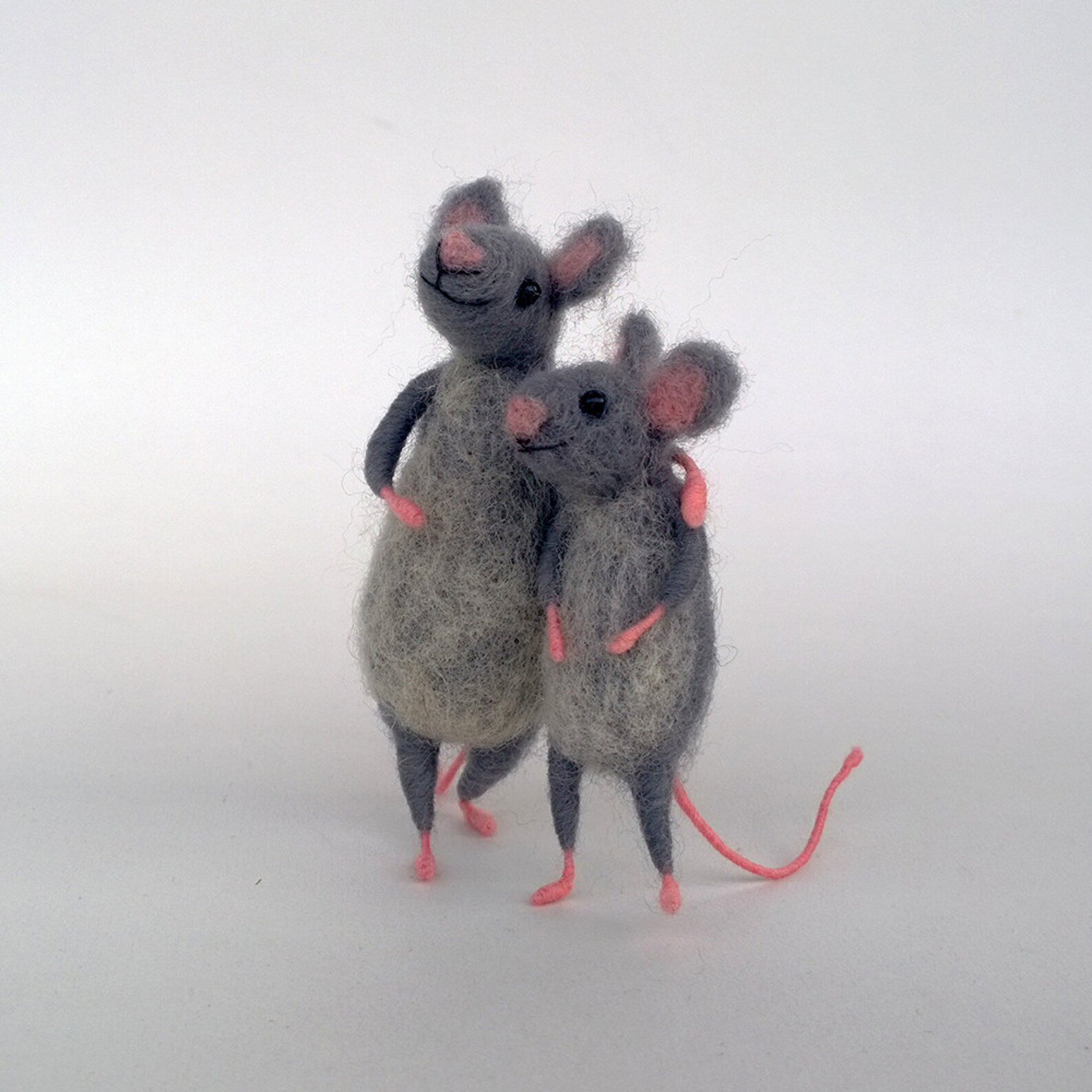 Мыши пара. Мышь из Войлока серая. Пара мышек. Миниатюрные мыши животные. Мышата парочка.