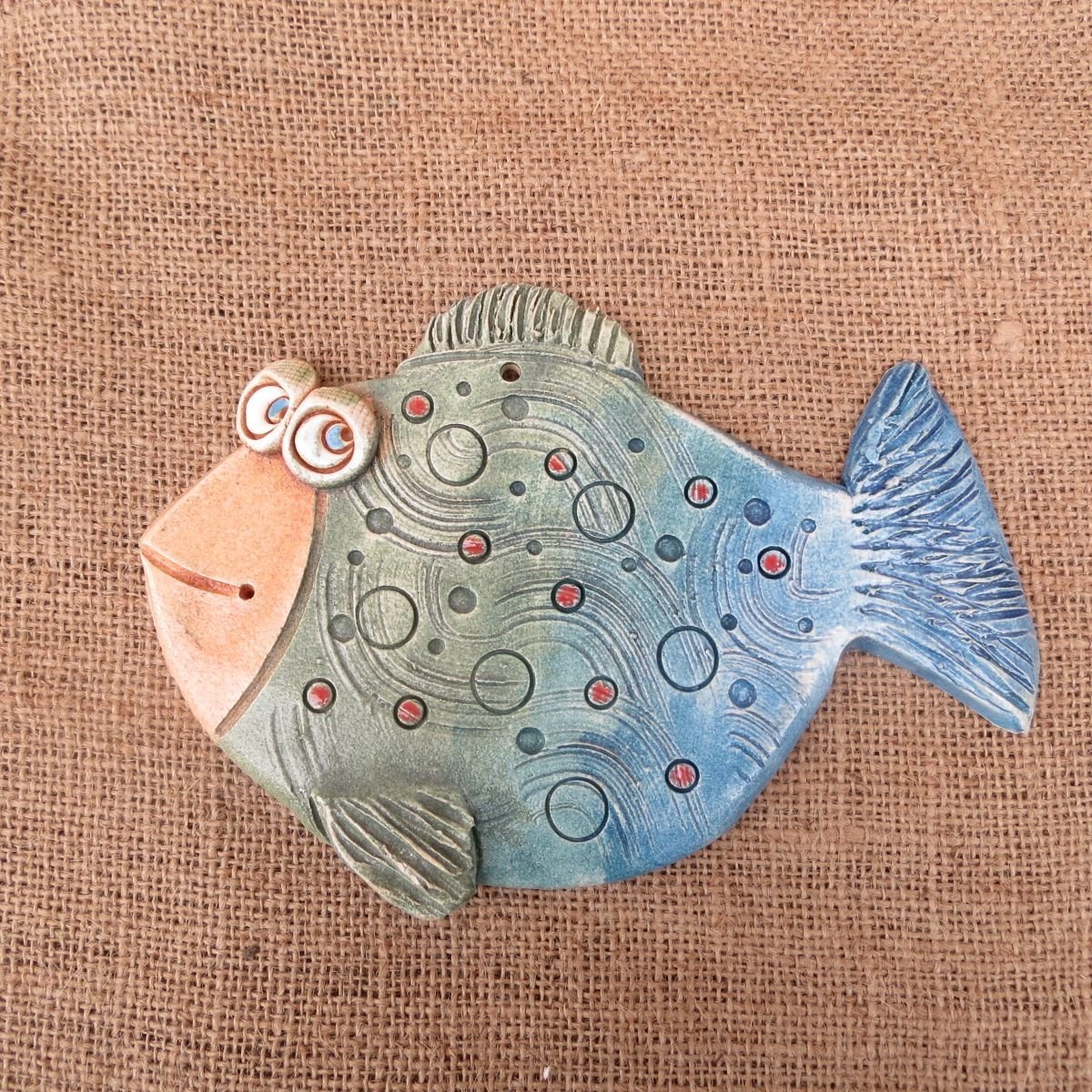 Плоская рыба из глины