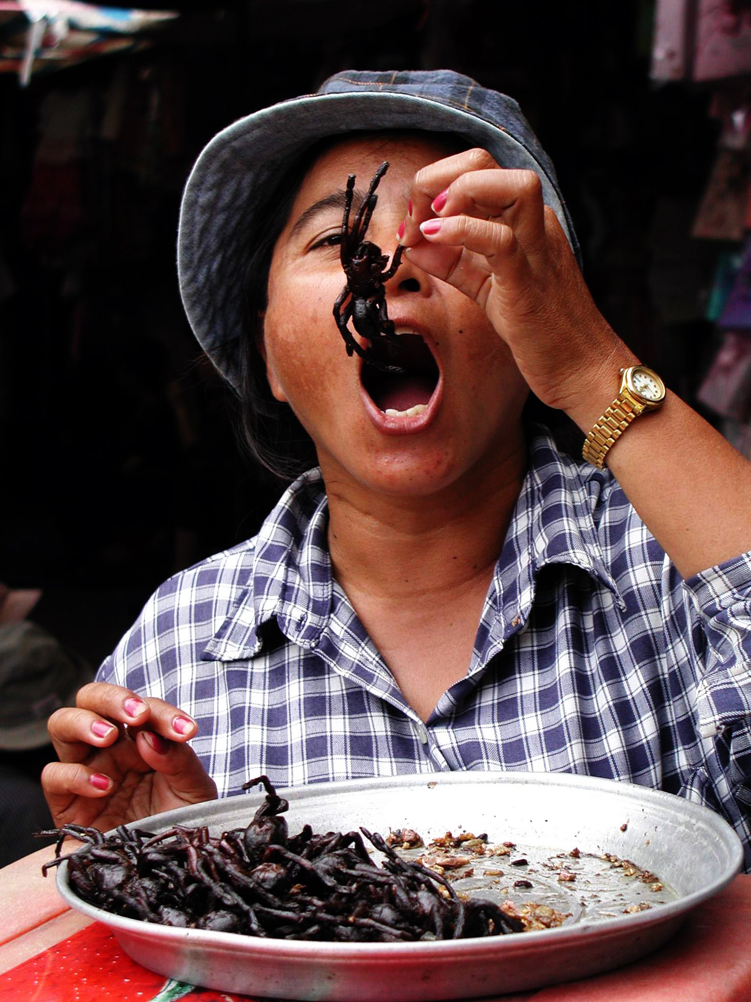 Где едят червей. Жареные тарантулы Камбоджа. Жареные пауки Камбоджа. Жуки Тайланда. Жареные жуки.