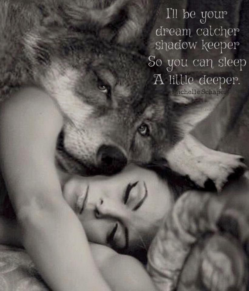 Волк обнимает девушку