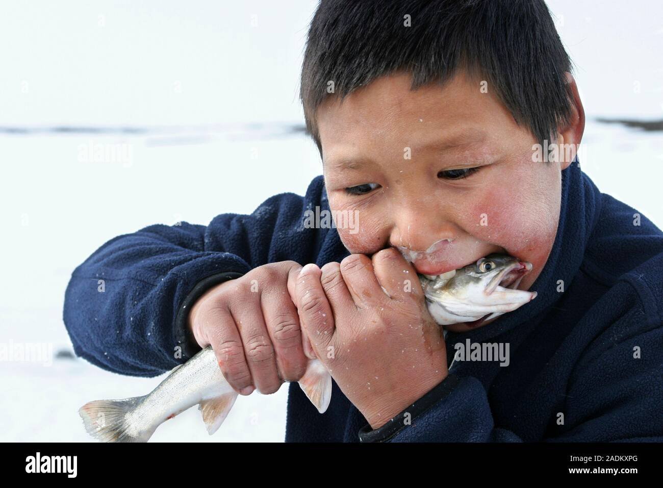 Голод во рту. Чукотские дети едят мясо.