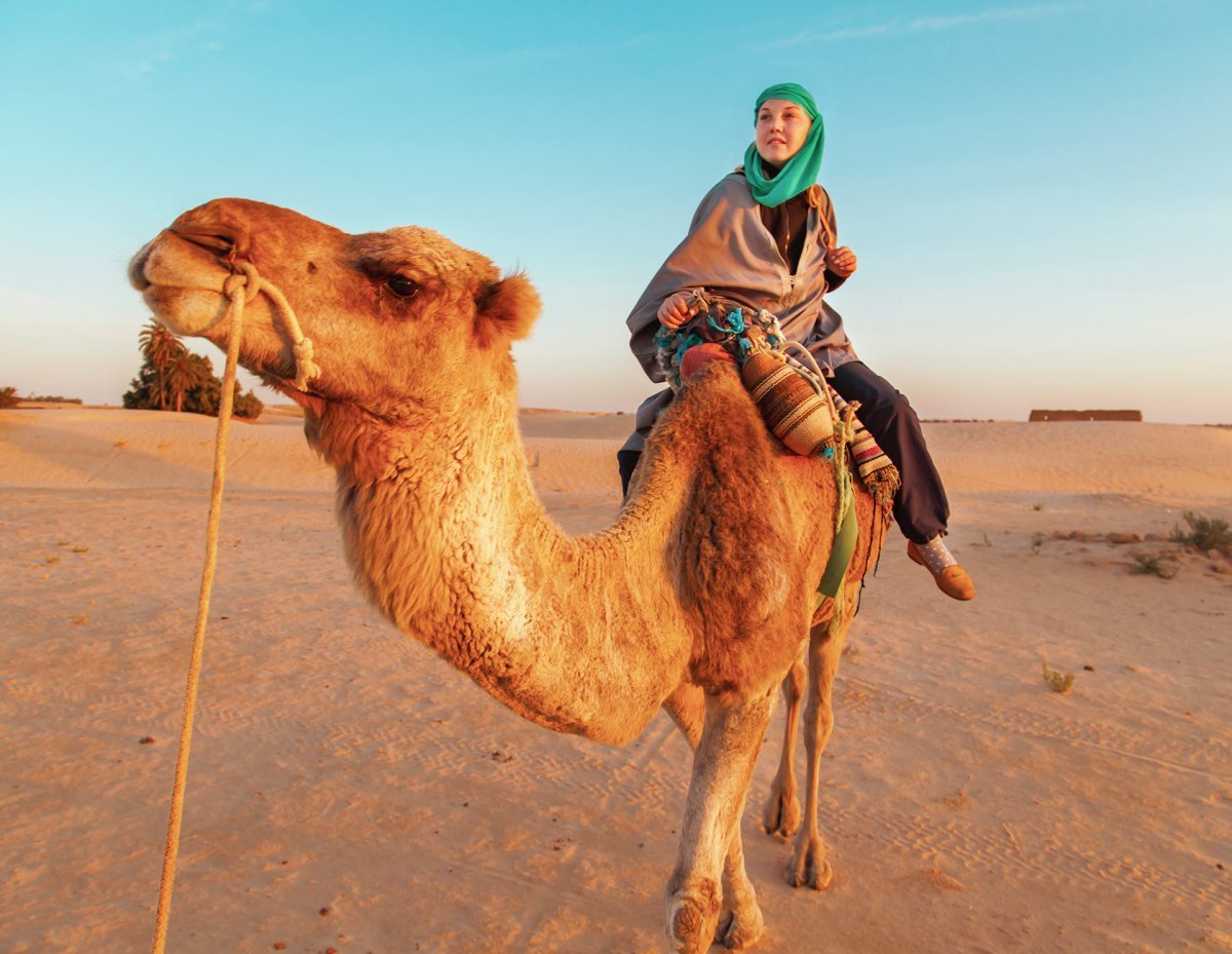 Человек с верблюдом в пустыне