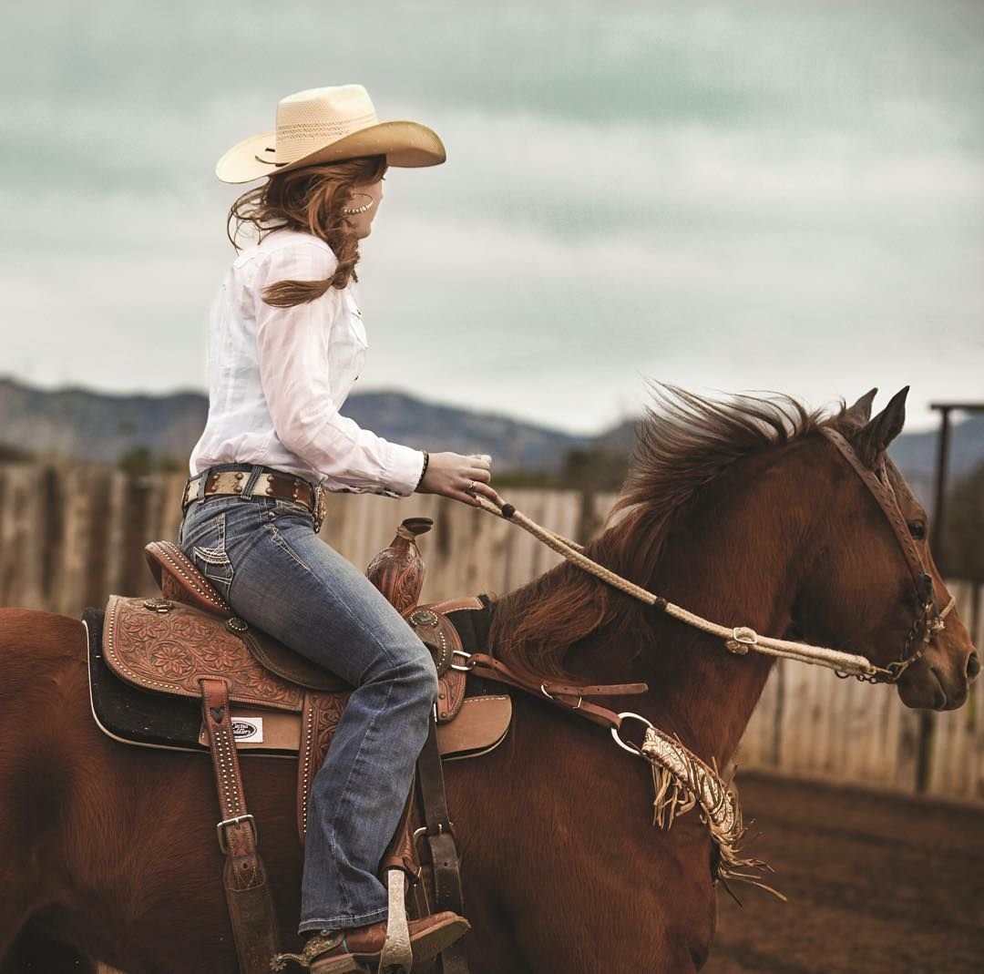 Девушка ковбой на лошади