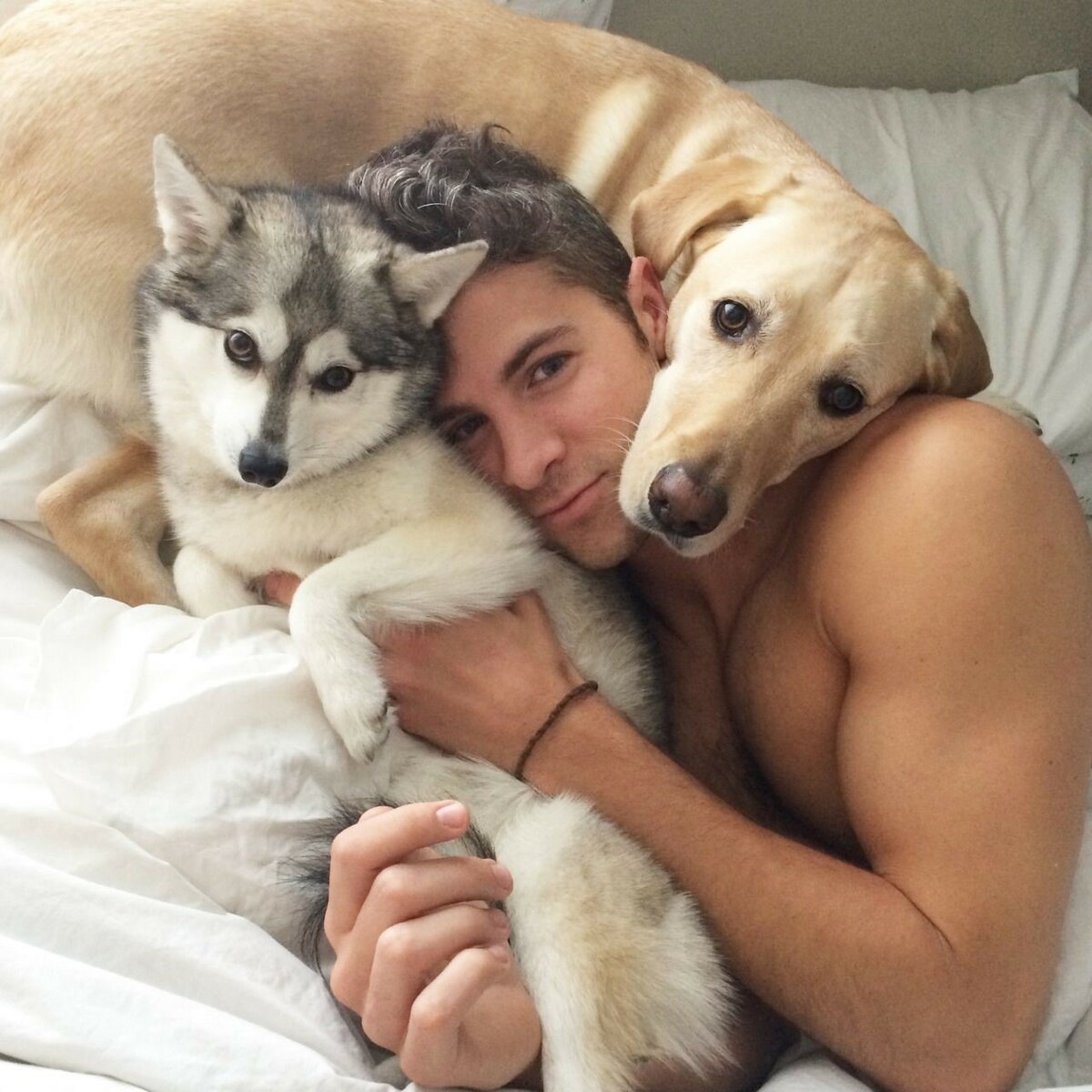 Красивый мужчина с собакой