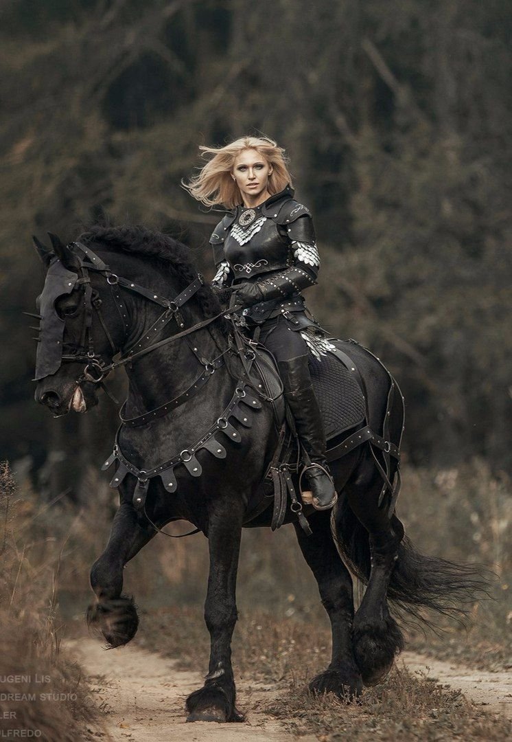 Девушка в Амазонке на лошади