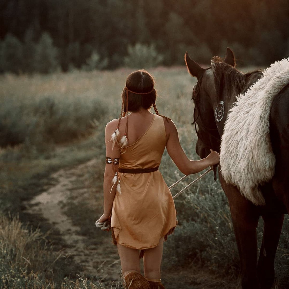 Деревенские бабы верхом на лошади