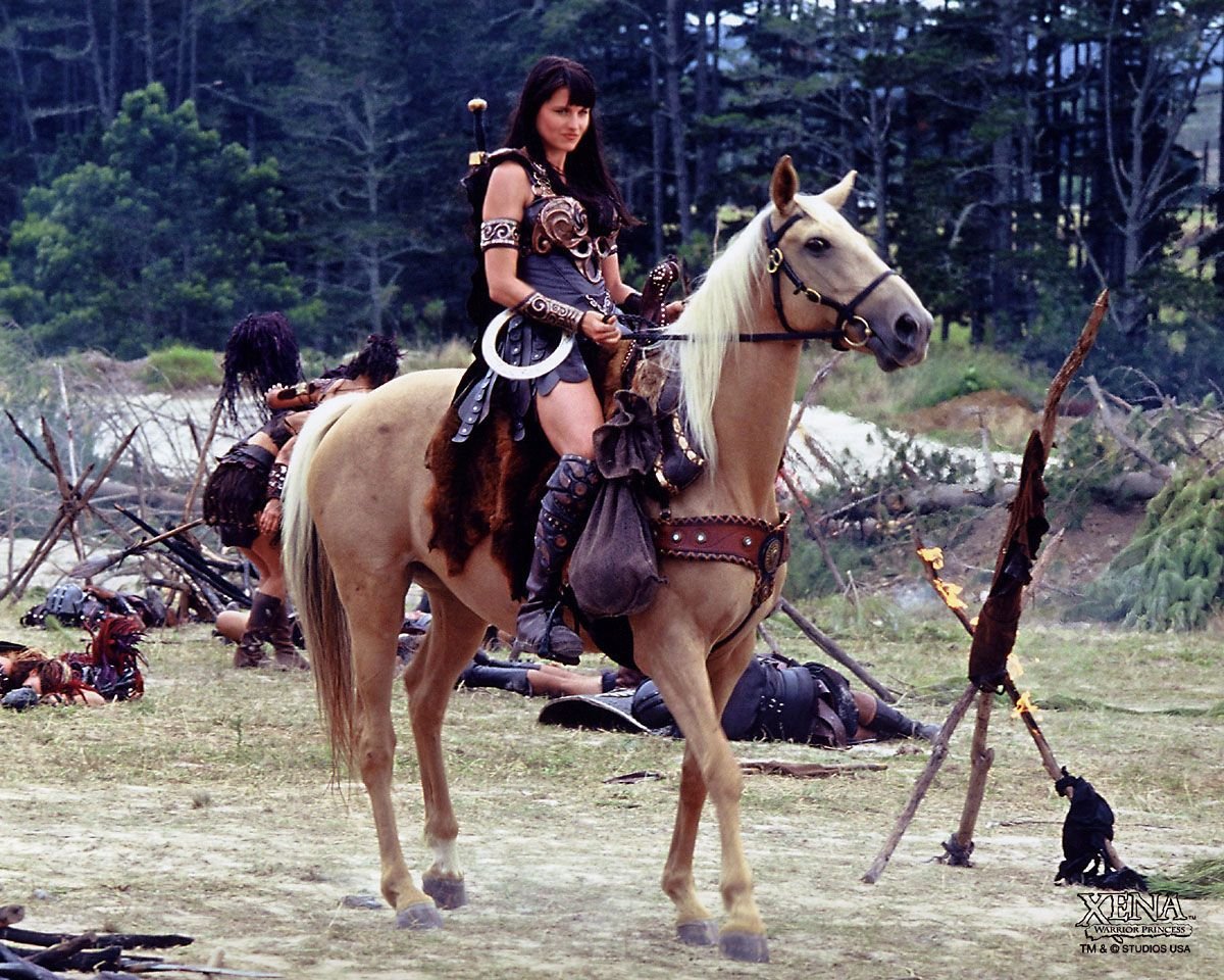 Девушка с луком на коне