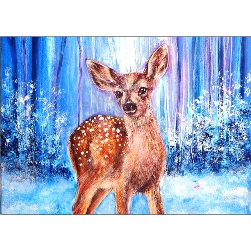 Олененок в зимнем лесу