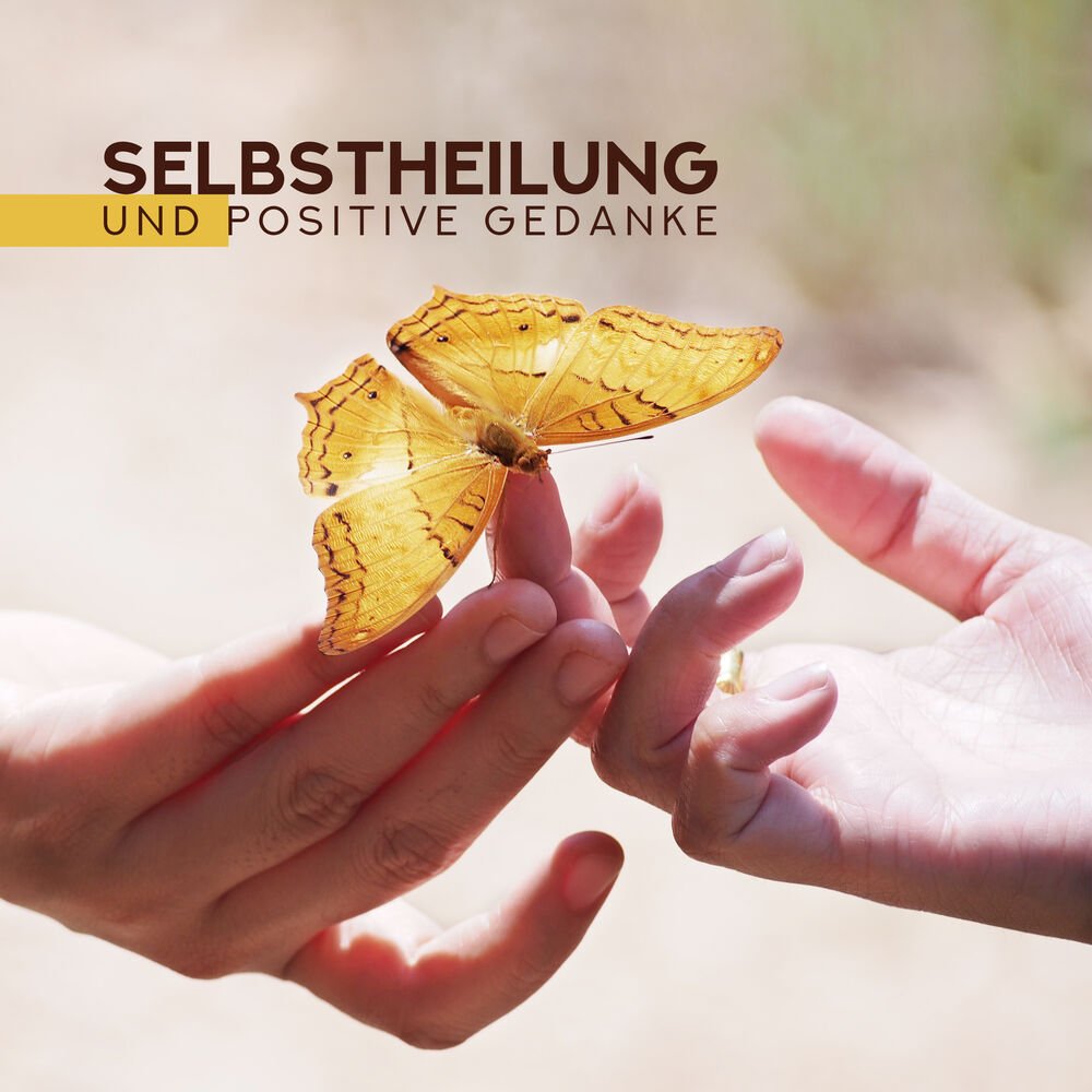 Человек держит бабочку на пальце