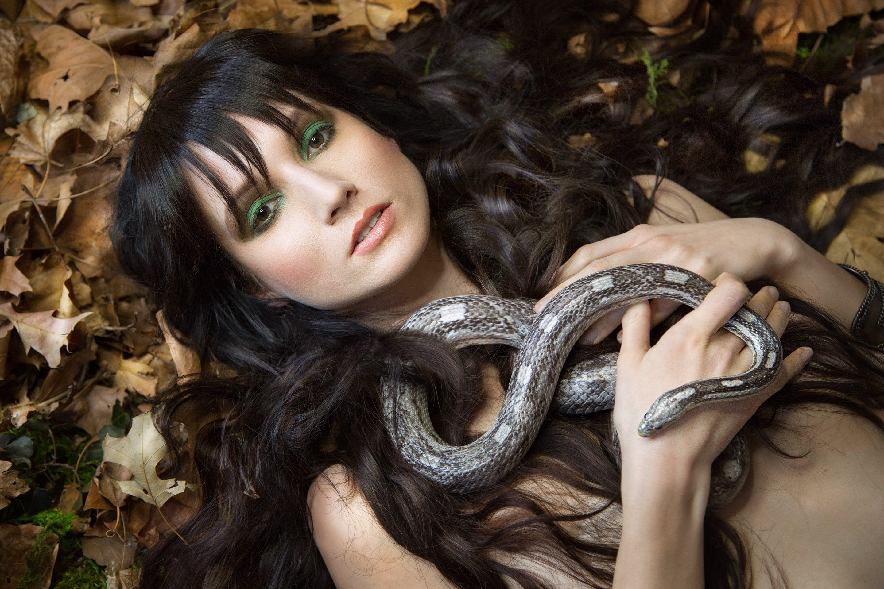 Девочка змейка. Lilit Snake модель. Фотосессия со змеями. Девушки змеи.