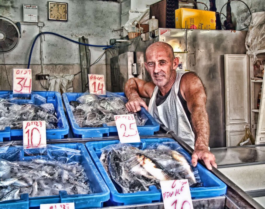 Красивая продавец рыбы на рынке