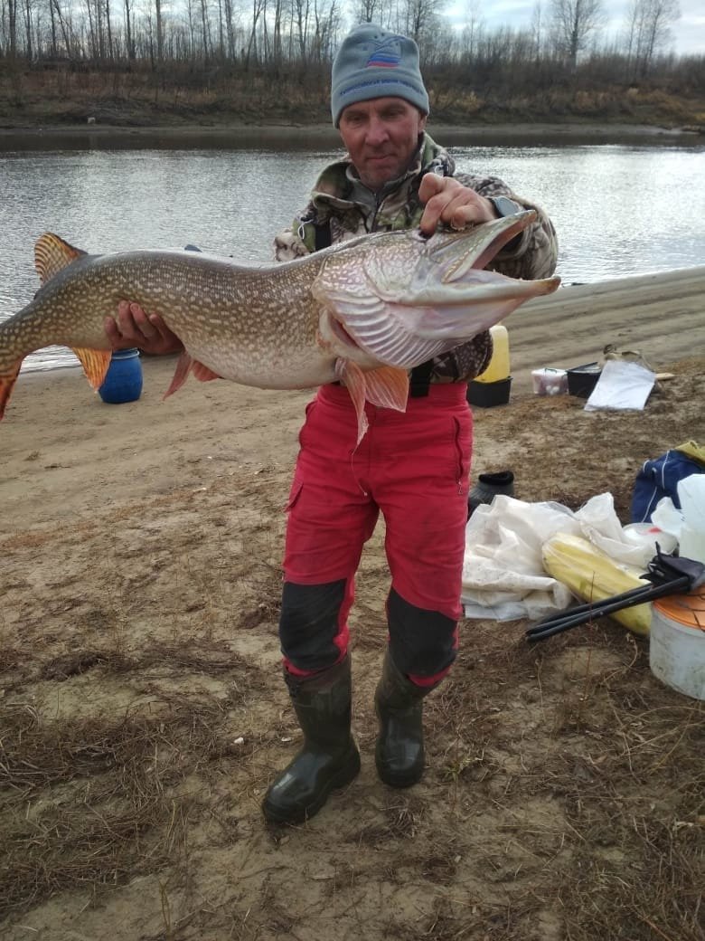 Мужик с огромной щукой