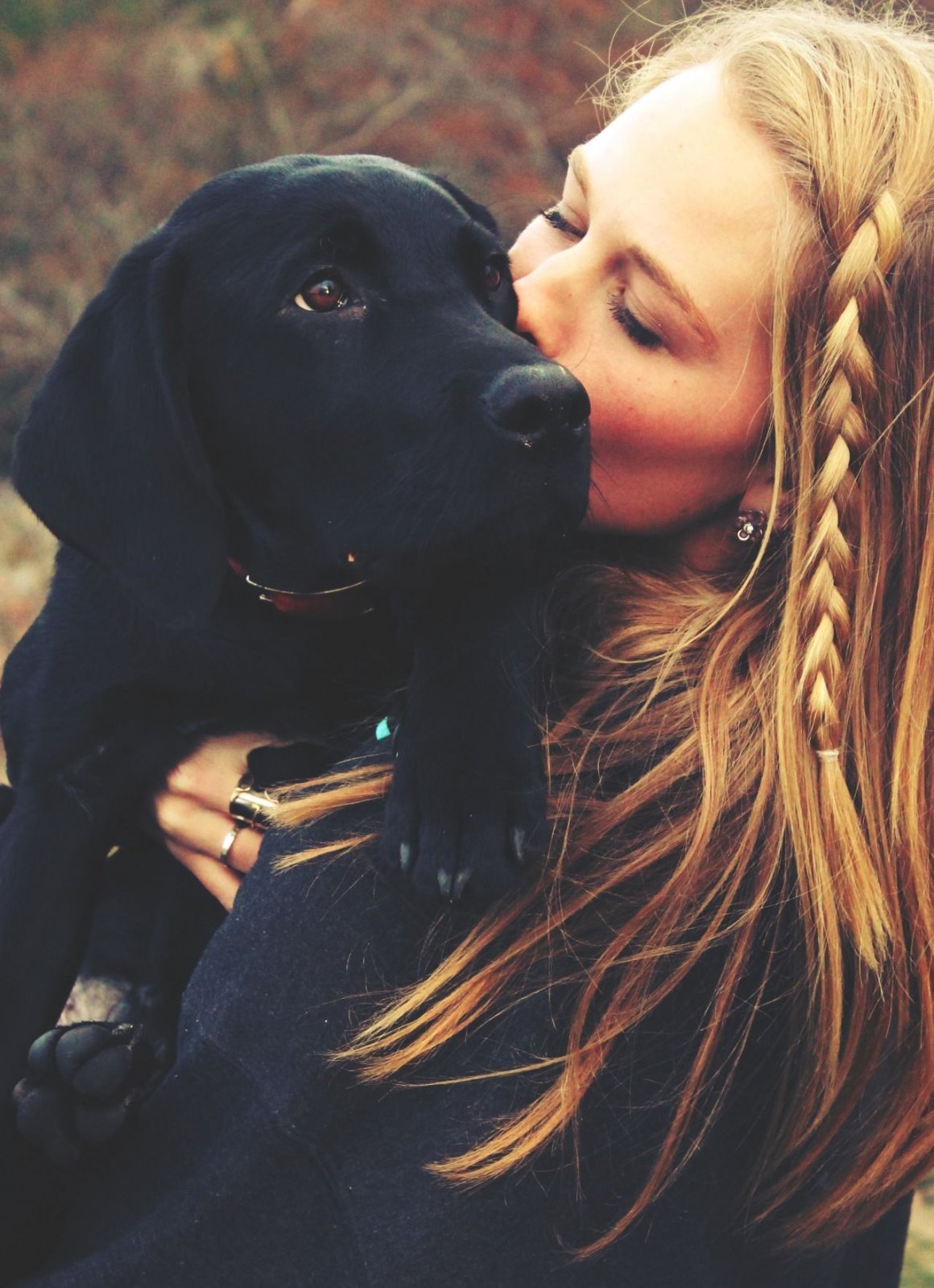 Картинка девушки с собакой. Девушка с собакой. Девушка с лабрадором. Красивая девушка с собакой. Красивая девушка с собачкой.