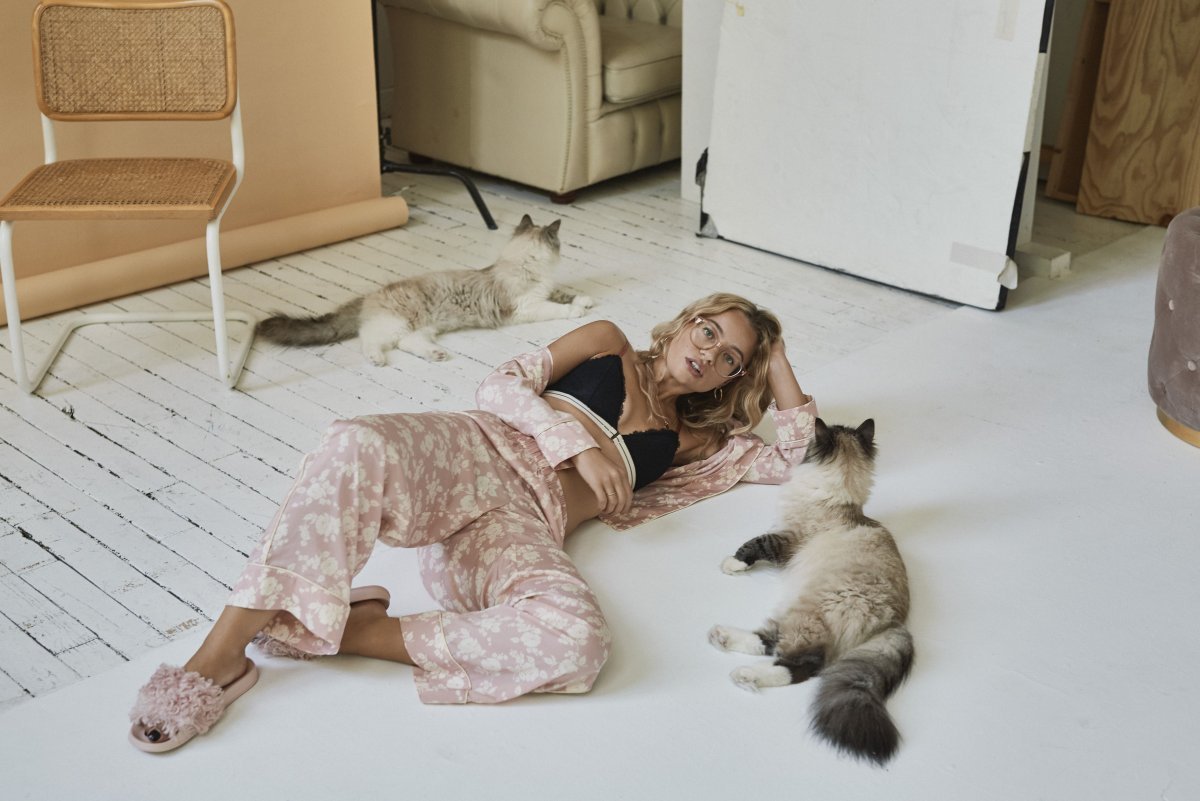 Девушка в пижаме котёнка дома