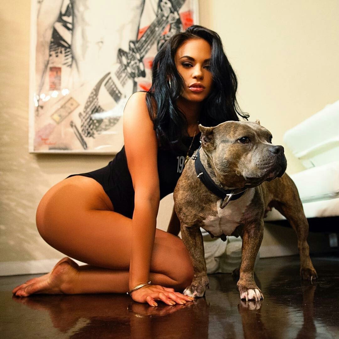 Красивая девушка с питбулем