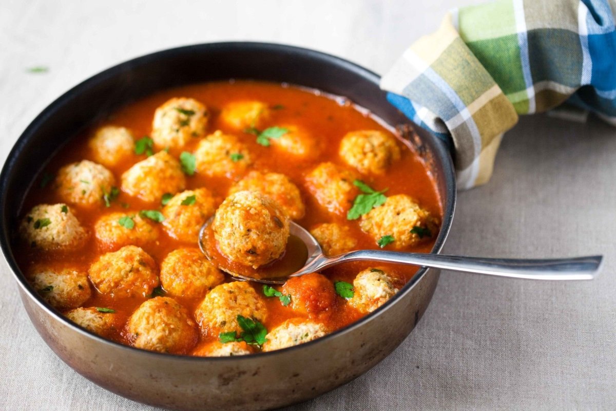 Фрикадельки в томатном соусе в духовке