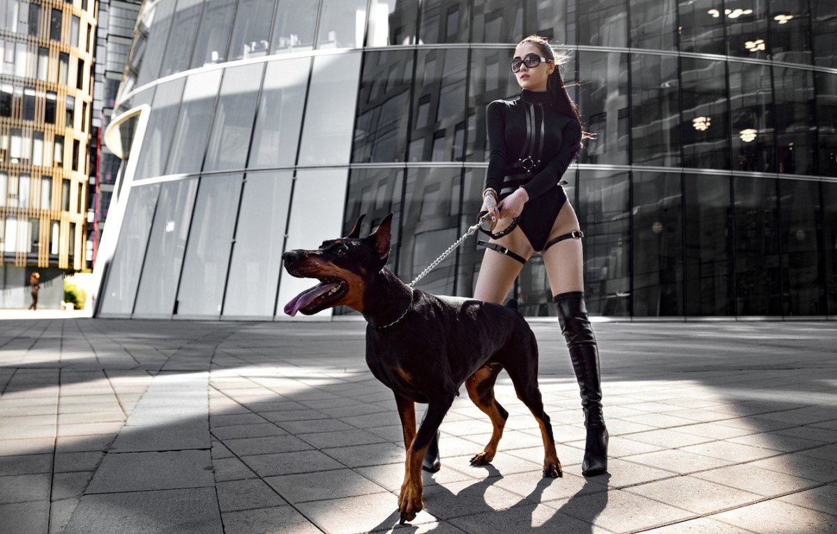 Девушка с доберманом