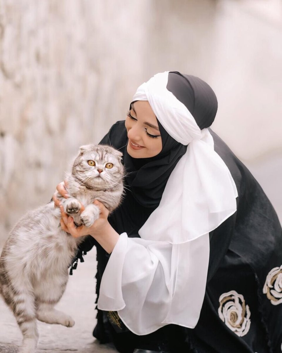 Мусульманка с котенком