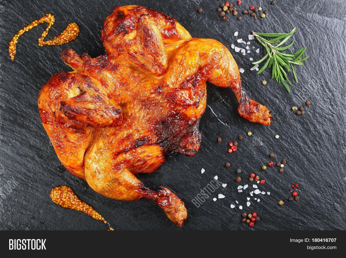 Цыпленок табака на черном фоне