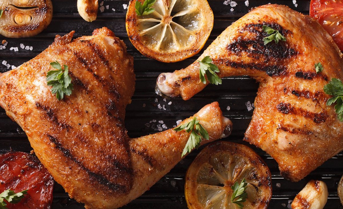 Жареная курица на белом фоне