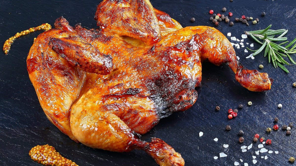 Курица табака на черном фоне