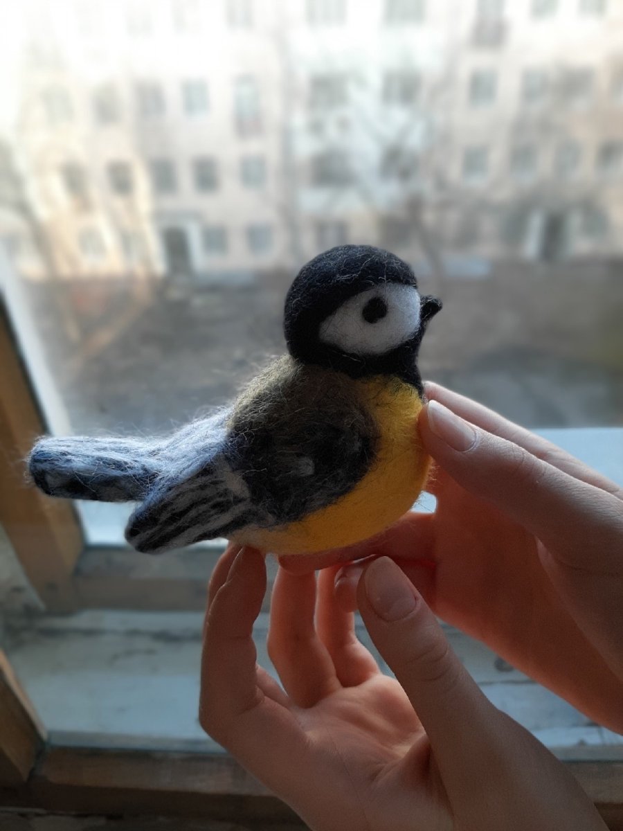 Птица на ладони