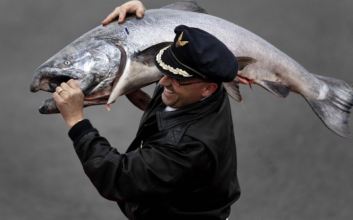 Мужик с большой рыбой
