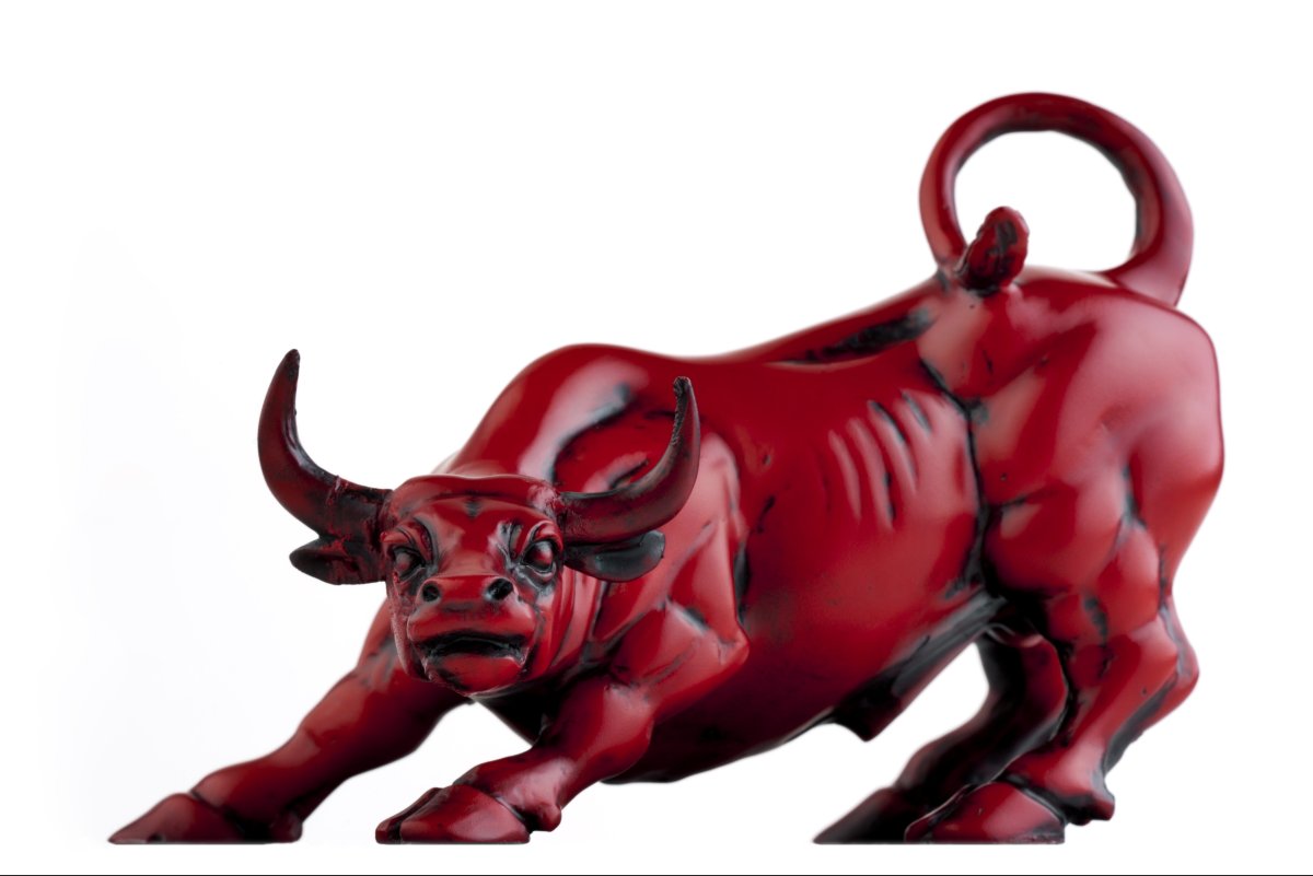 Скульптура для интерьера красный бык