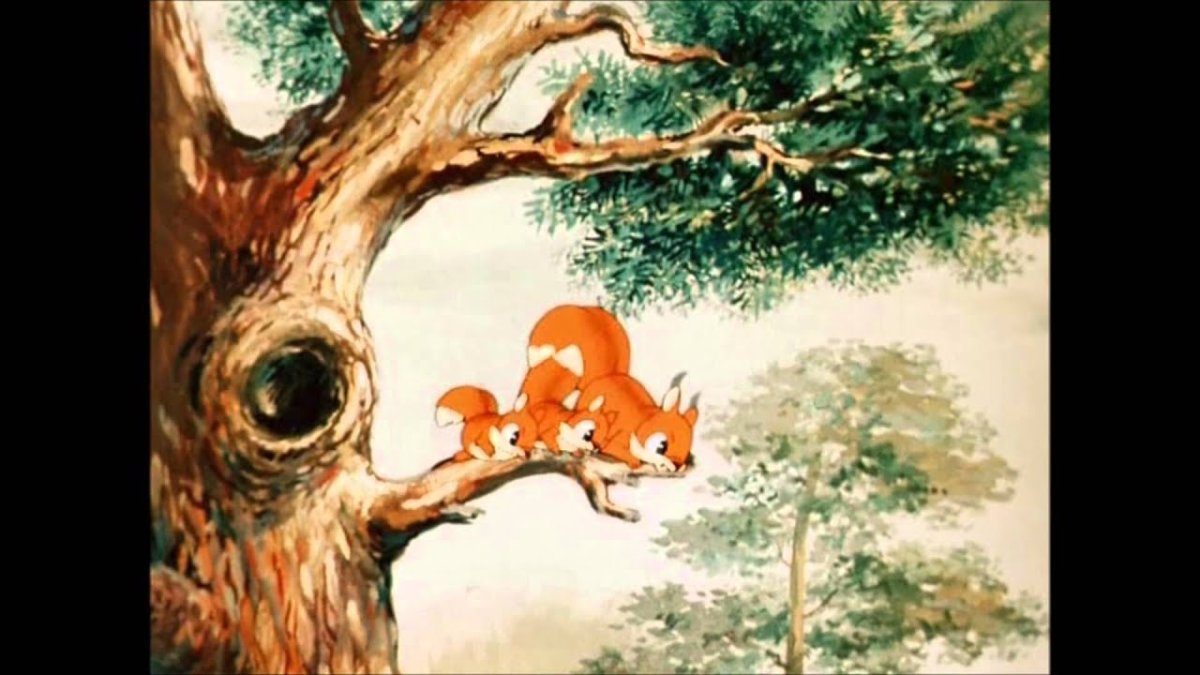 Белка в дупле дерева