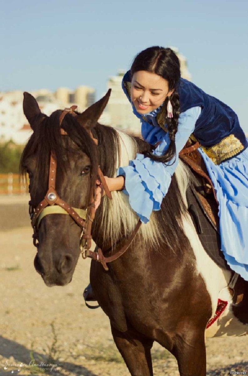 Девушка обнимает лошадь