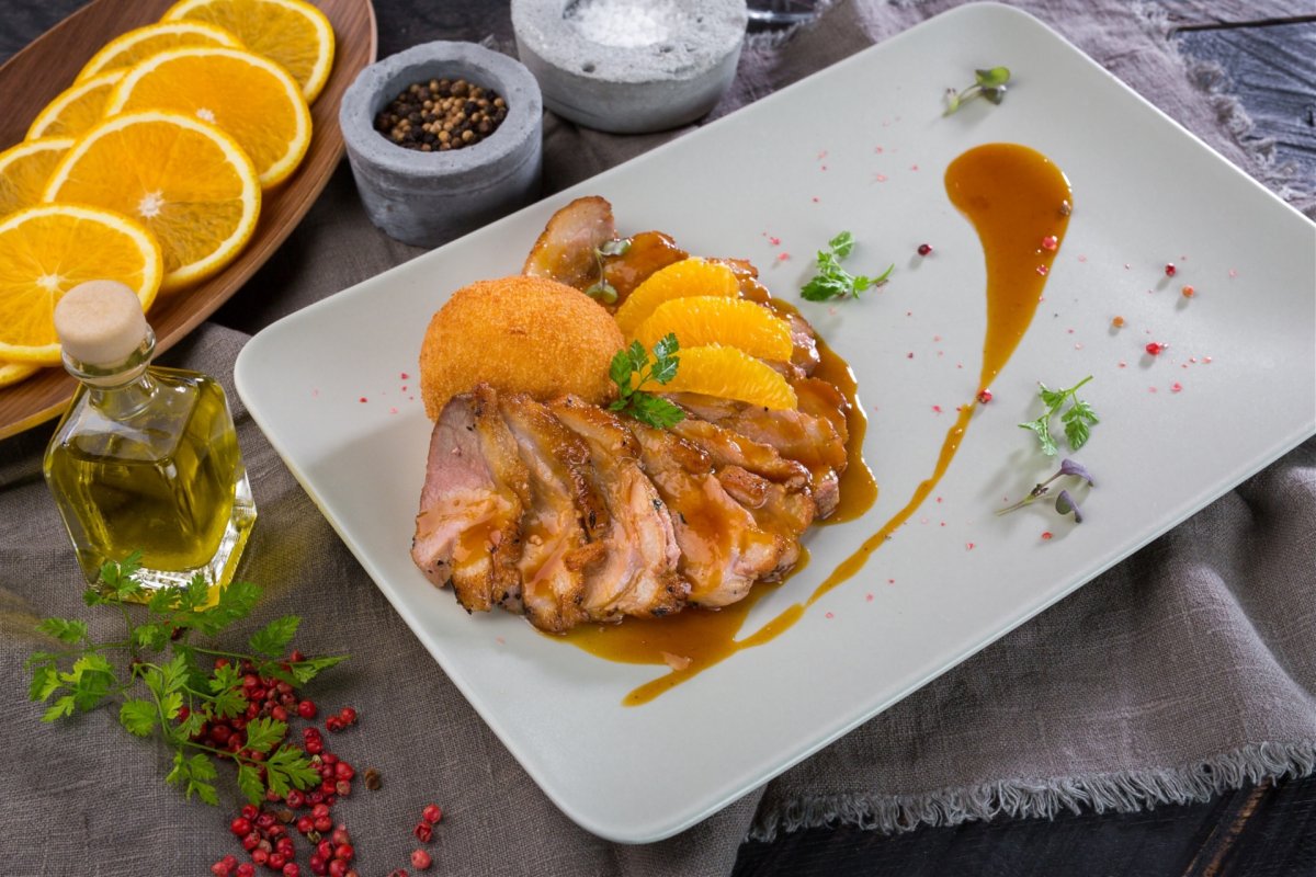 Фуагра с малиновым соусом