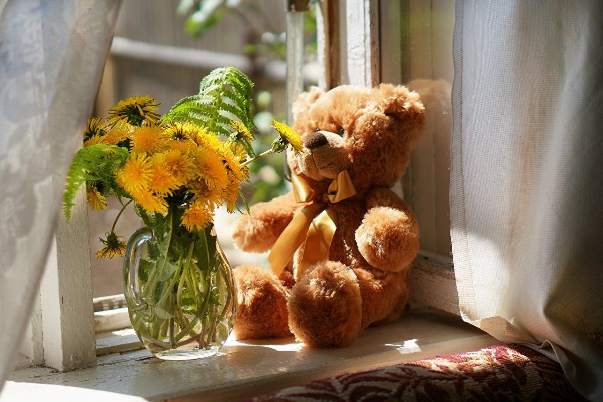 Натюрморт с цветами и игрушками