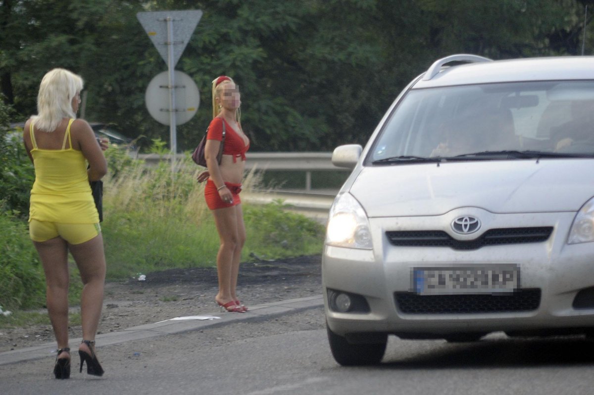 Путаны на дороге. Женщины легкого поведения. Девушки лёгкого поведение. Украинки легкого поведения. Хохлушки на дорогах.