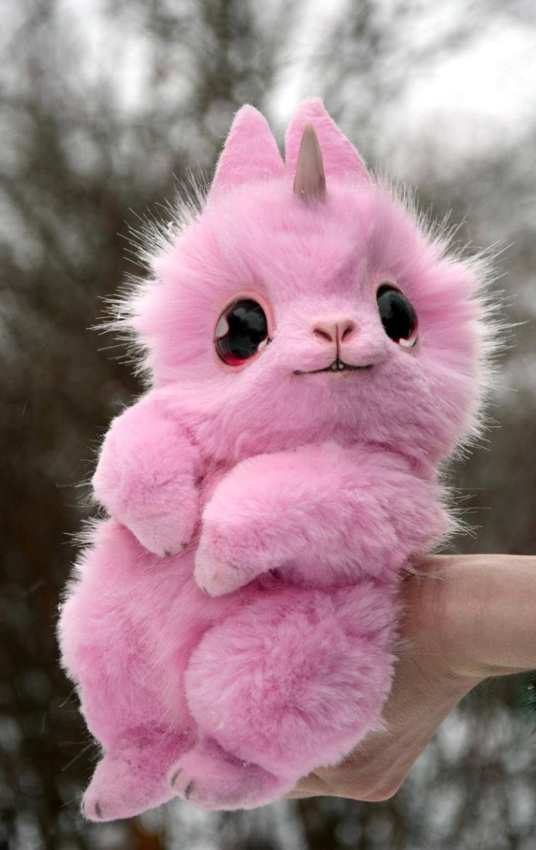 Кролик на розовом фоне