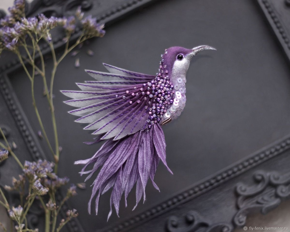 Малиновогоудая сизоворонка птица