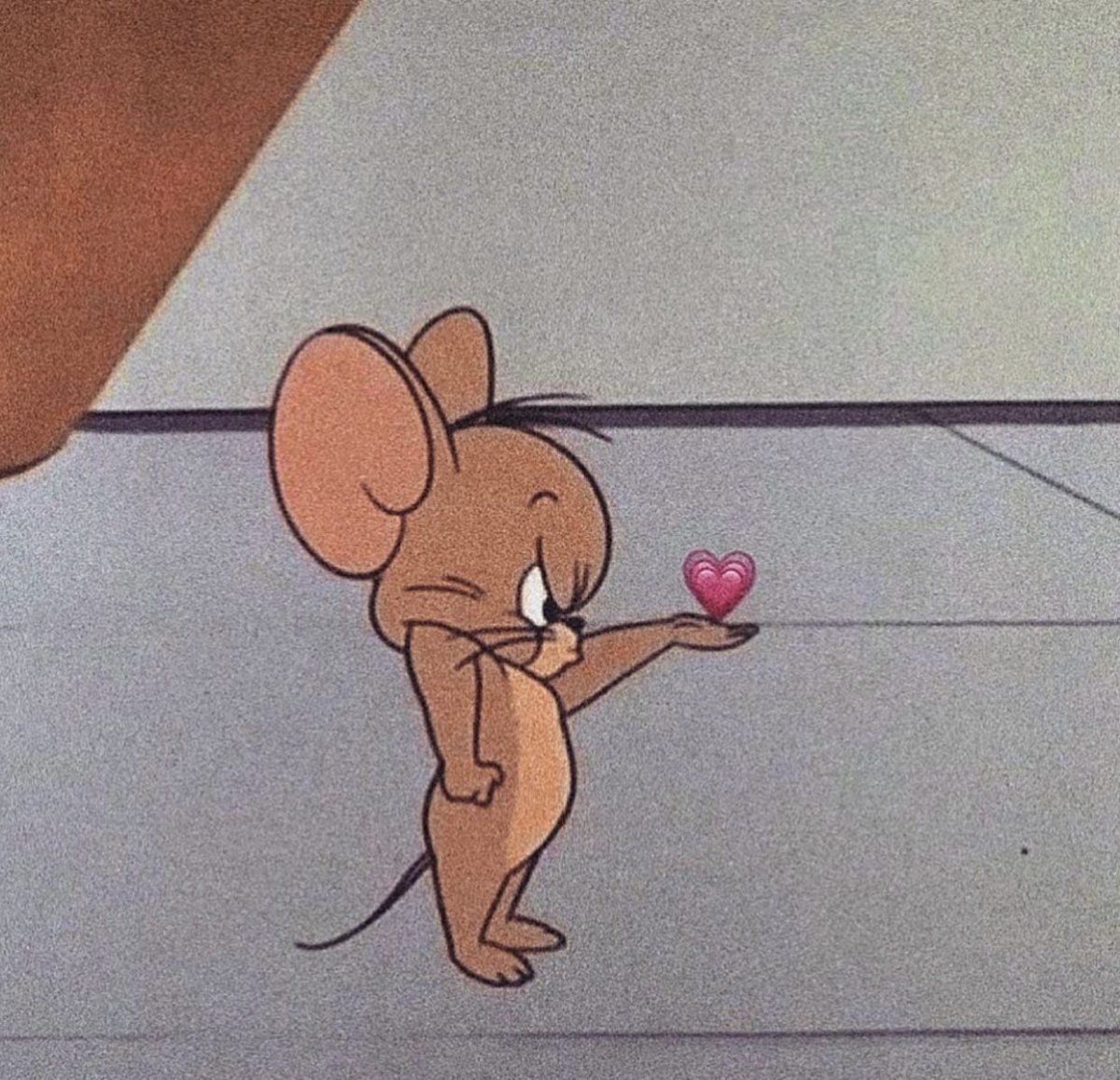 Мышь крадется