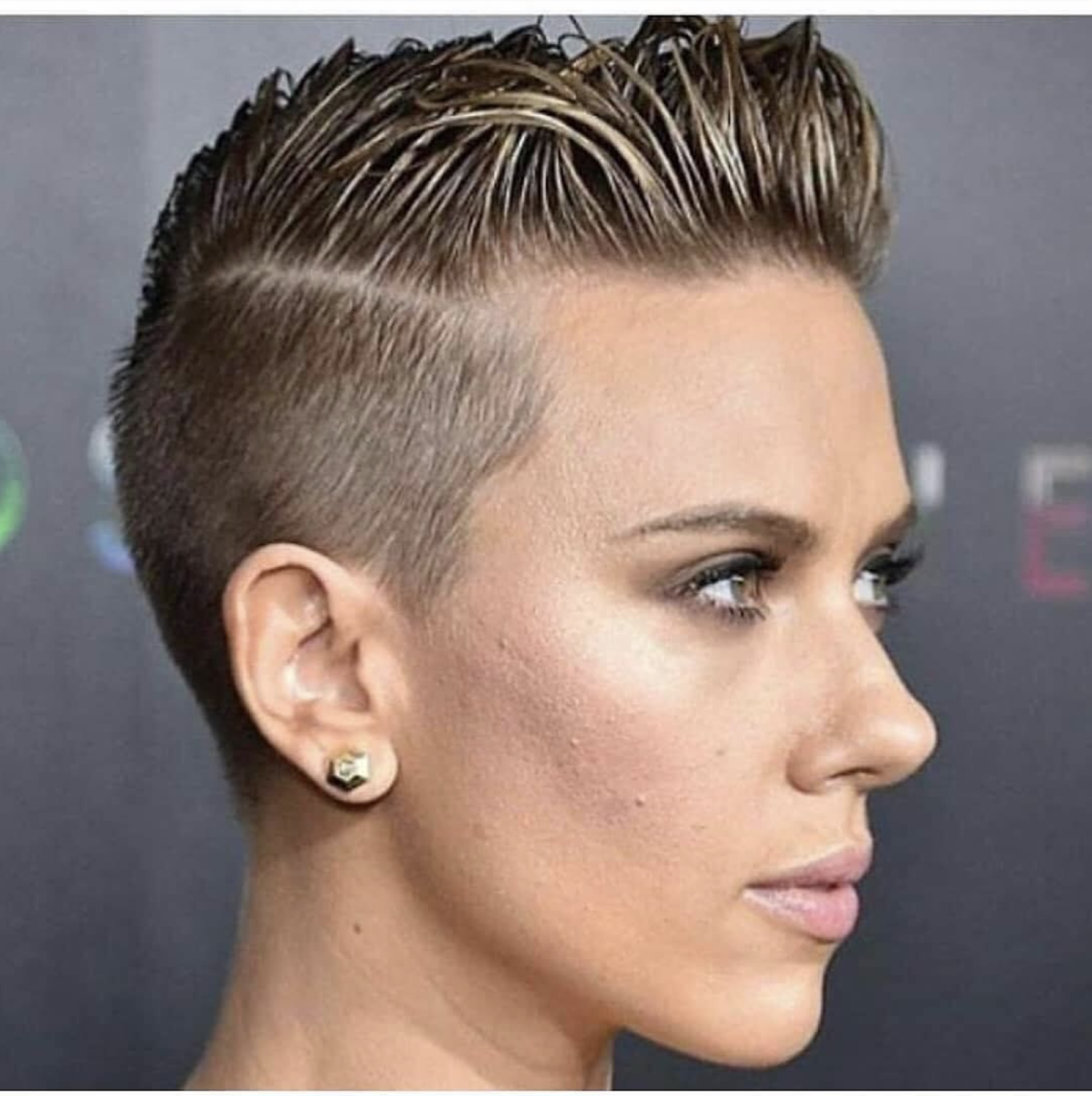 Узоры краской на выбритой голове