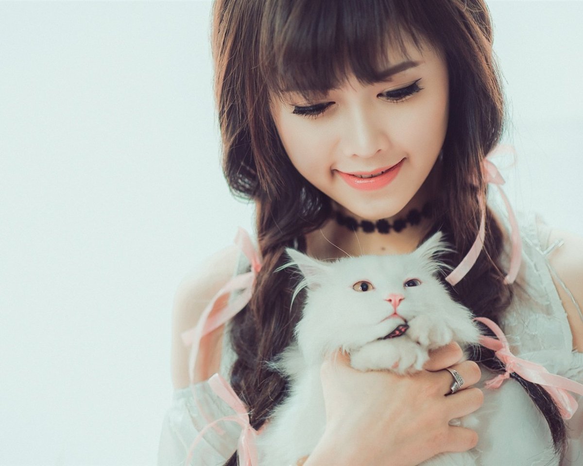 Девушка с котом