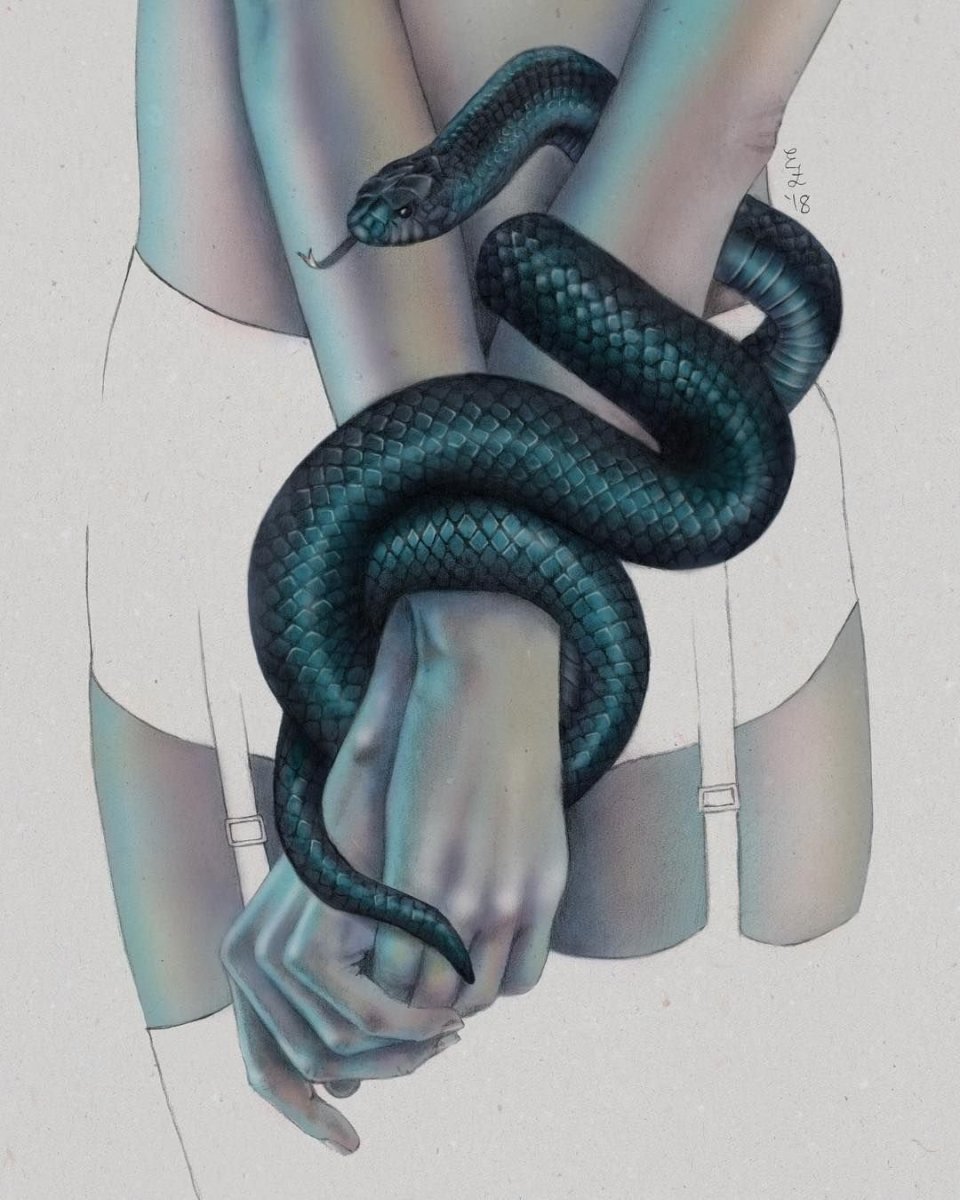 Змея обвивает