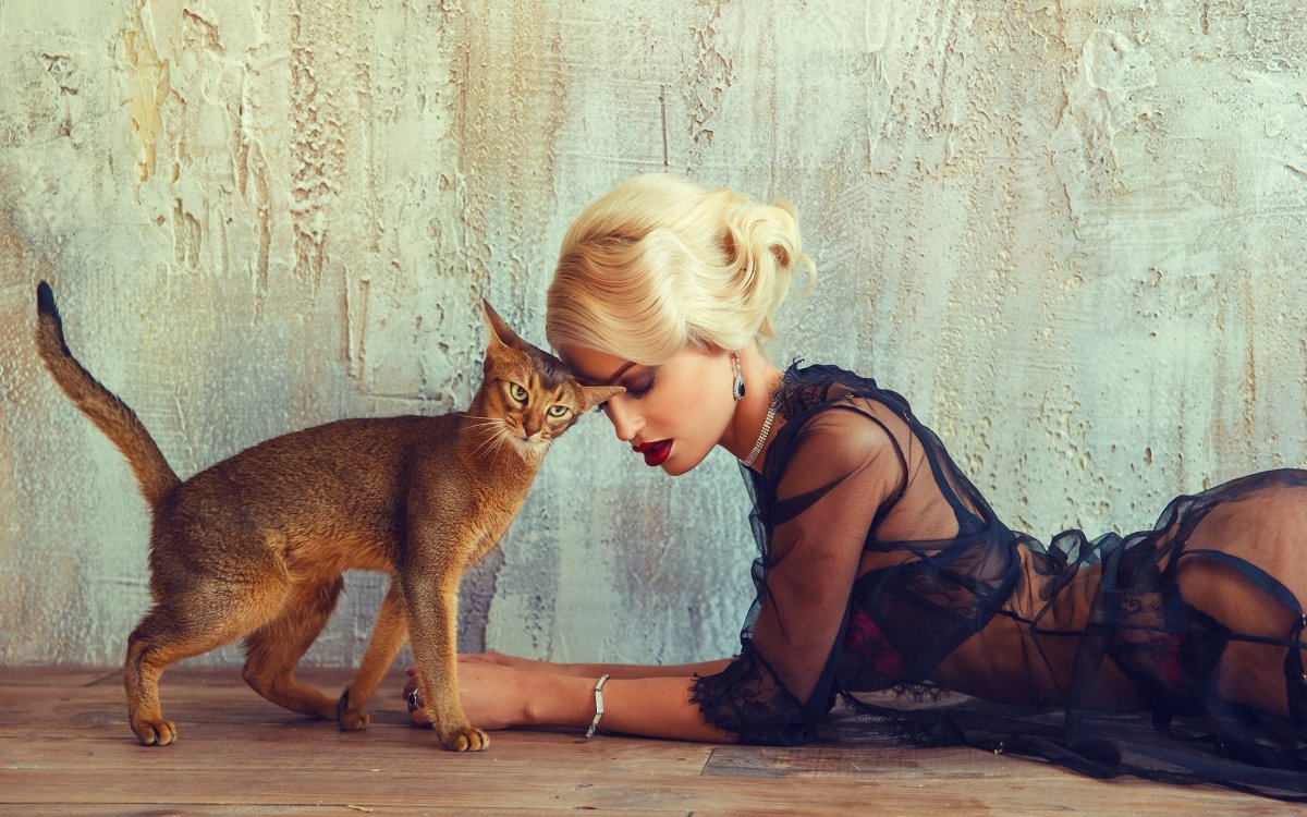 Женщина с кошкой