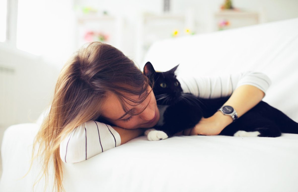 Девушка с котом