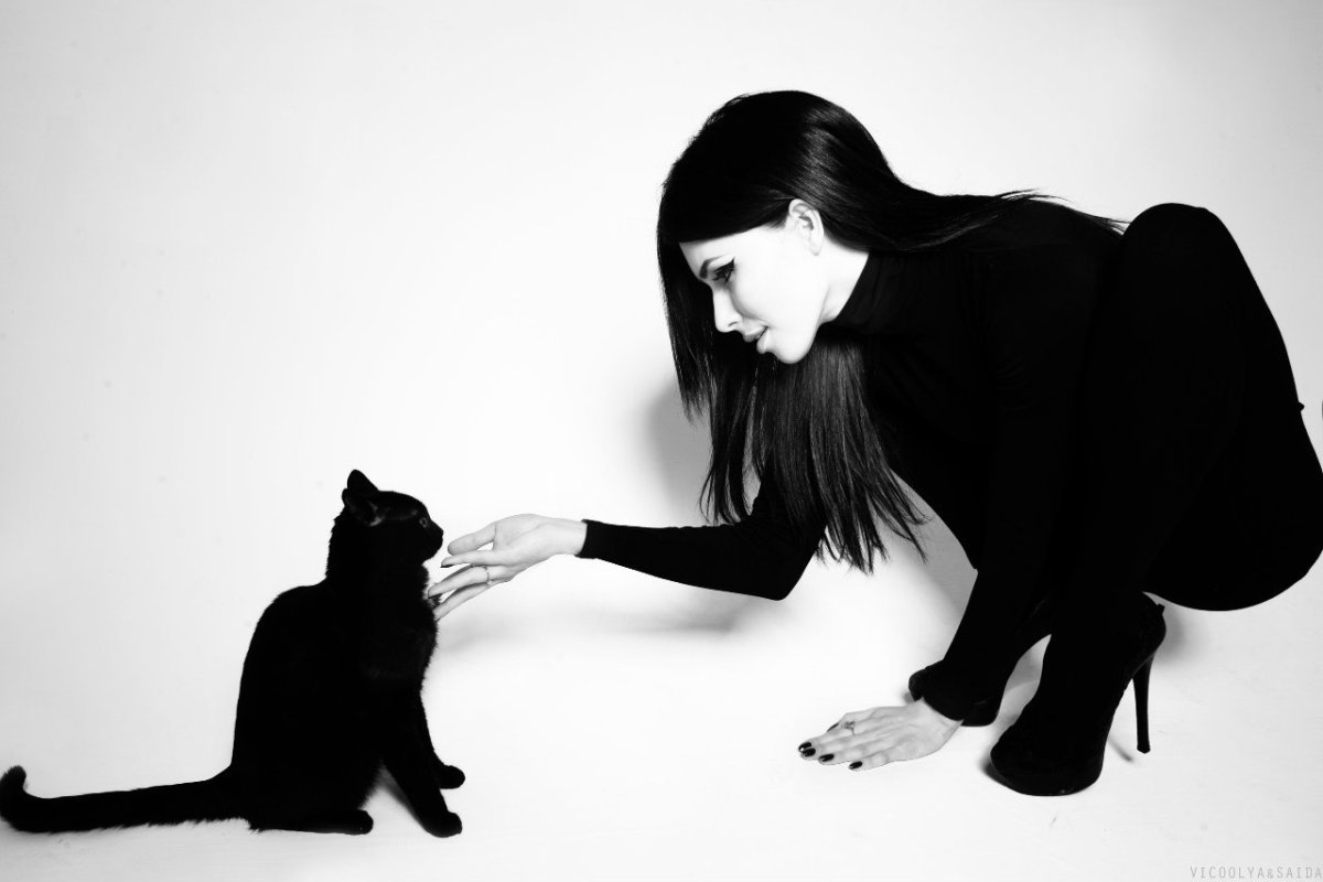 Черная женщина с кошкой