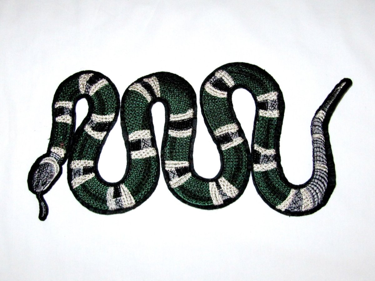 Зеленый свитер со змеей