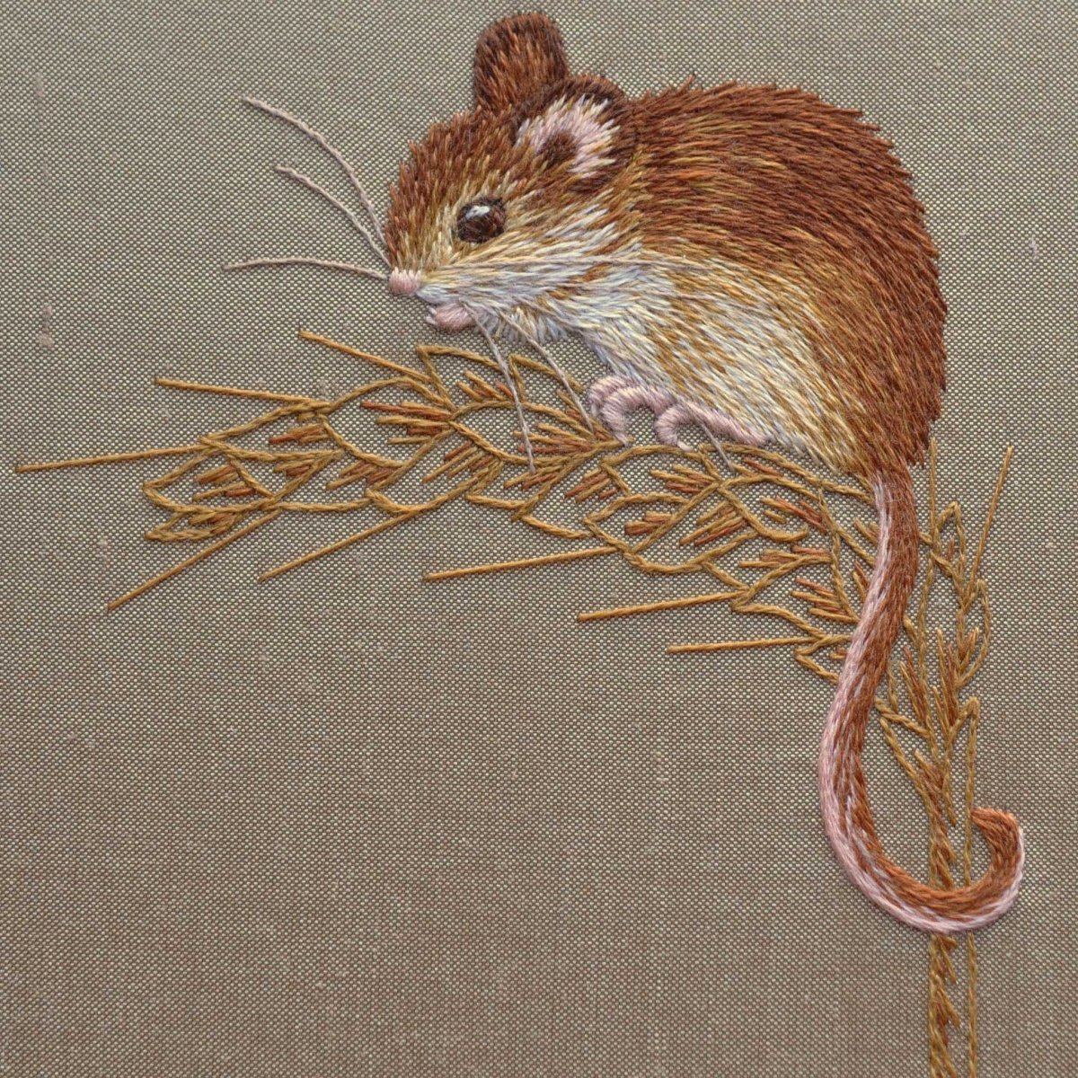 Вышивка гладью мышка